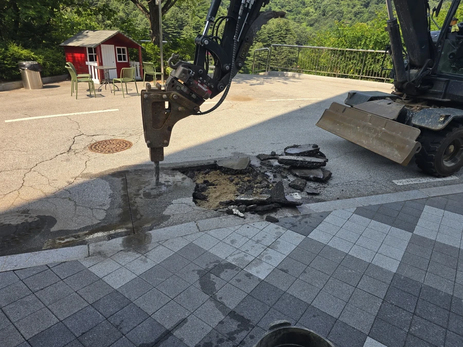 브레이커로 아스팔트 파쇄 작업