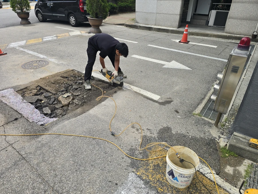 도로 절단 작업(누수 지점 접근)